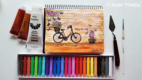 Art journal -sivu pastelliliiduilla ja akryylimaaleilla