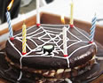 Hämähäkinseittikakku - hyvä kakku Halloween- tai Spiderman-juhliin