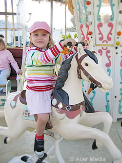 Alexandra ratsastaa karusellissa Maltalla